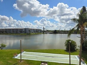 3917 Lake Bayshore Dr in Bradenton, FL - Building Photo - Building Photo