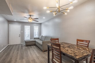 Crown Village Apartments- newly renovated! in Houston, TX - Foto de edificio - Interior Photo