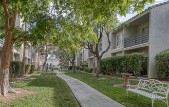 6250 W Flamingo Rd in Las Vegas, NV - Building Photo - Building Photo