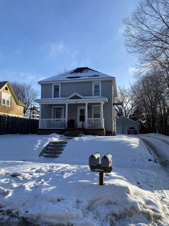 609 McDonough St, Unit lower in Eau Claire, WI - Building Photo