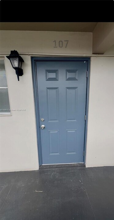 8060 N Colony Cir in Tamarac, FL - Building Photo