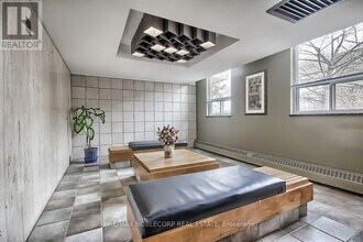 19 Four Winds Dr in Toronto, ON - Building Photo - Building Photo