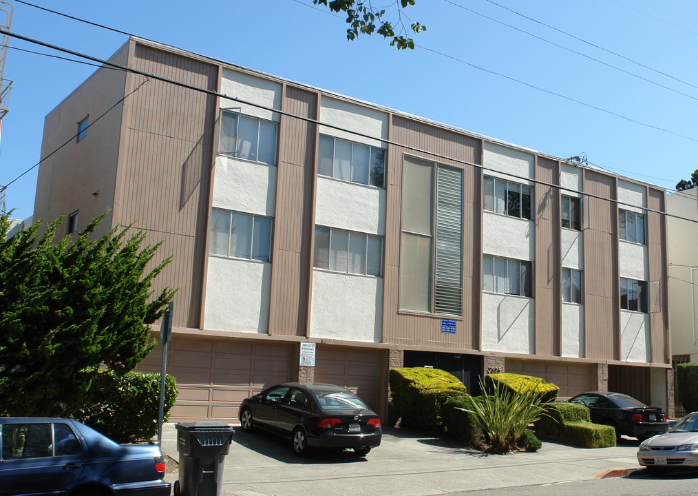 Americana Apartments in Berkeley, CA - Building Photo