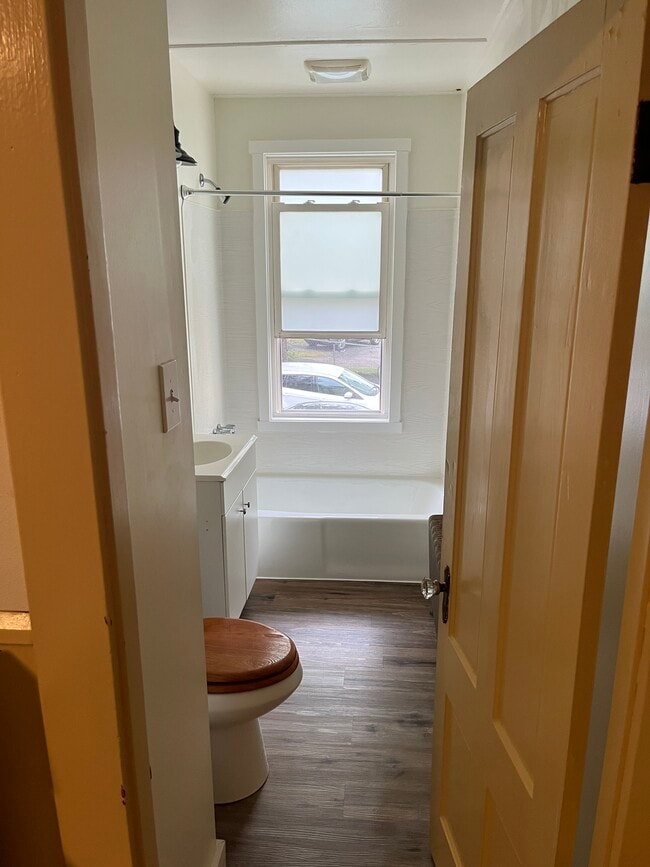 34 Bartlett St, Unit 6 in Lewiston, ME - Building Photo - Building Photo