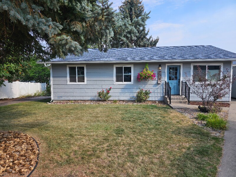 208 Island View Dr in Polson, MT - Building Photo