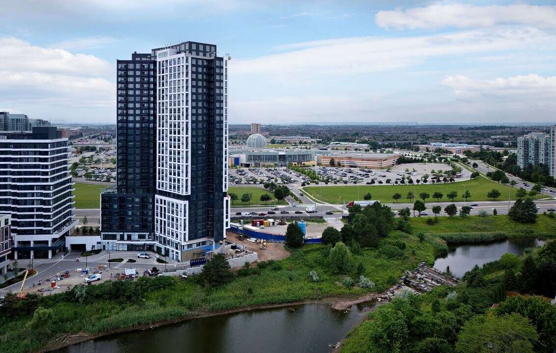 2495 Eglinton Av W in Mississauga, ON - Building Photo