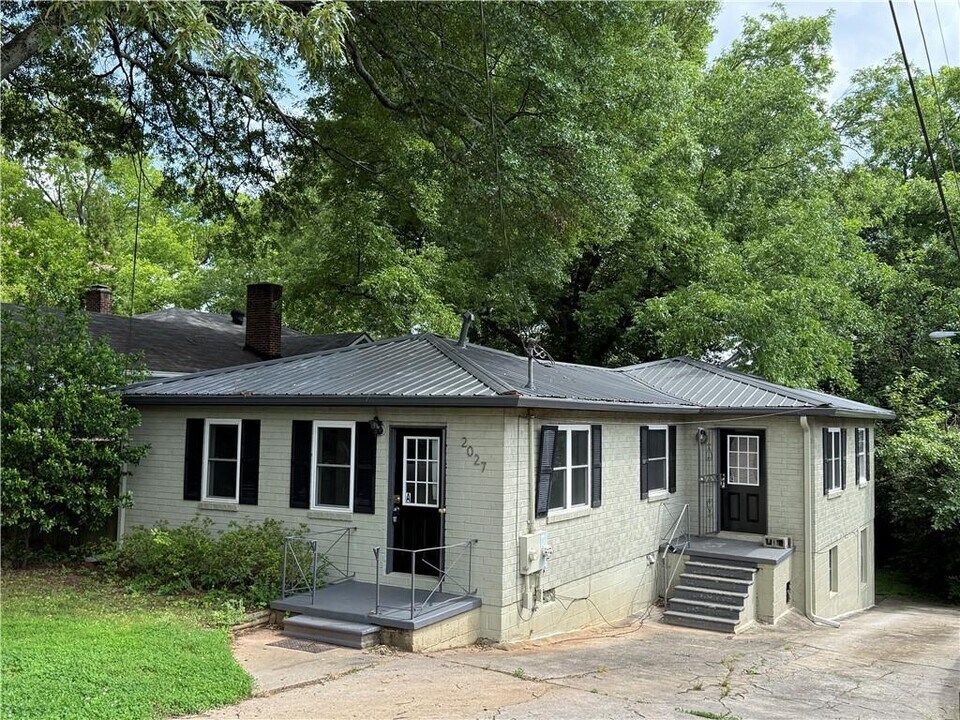 2027 Oakview Rd SE in Atlanta, GA - Building Photo