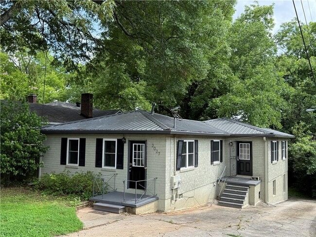property at 2027 Oakview Rd SE