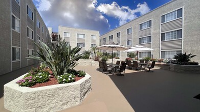 Belmont Place - Senior Community in Bellflower, CA - Foto de edificio - Building Photo