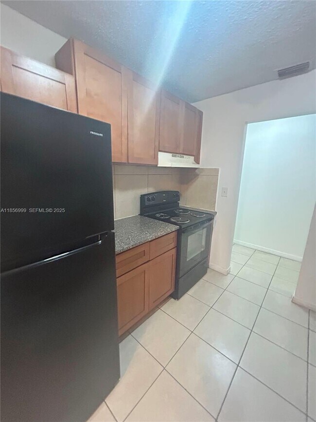 3876 NW 207 St Rd in Miami Gardens, FL - Foto de edificio - Building Photo