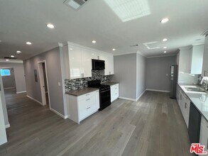 11243 Lull St in Los Angeles, CA - Building Photo - Building Photo