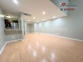 270 E Highland Ave in Milwaukee, WI - Building Photo