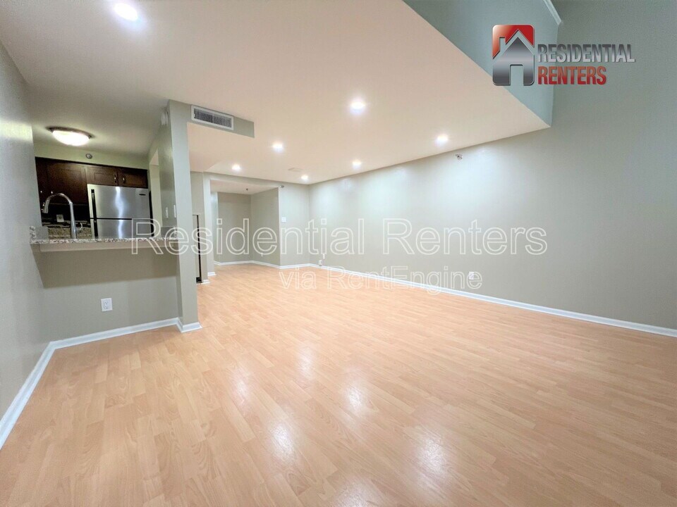 270 E Highland Ave in Milwaukee, WI - Building Photo