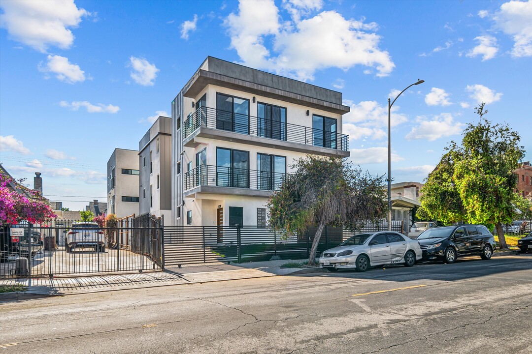 926 S Harvard Blvd in Los Angeles, CA - Building Photo