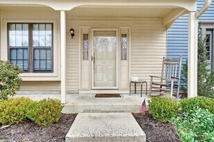 275 Gloucester Ct in Matawan, NJ - Building Photo