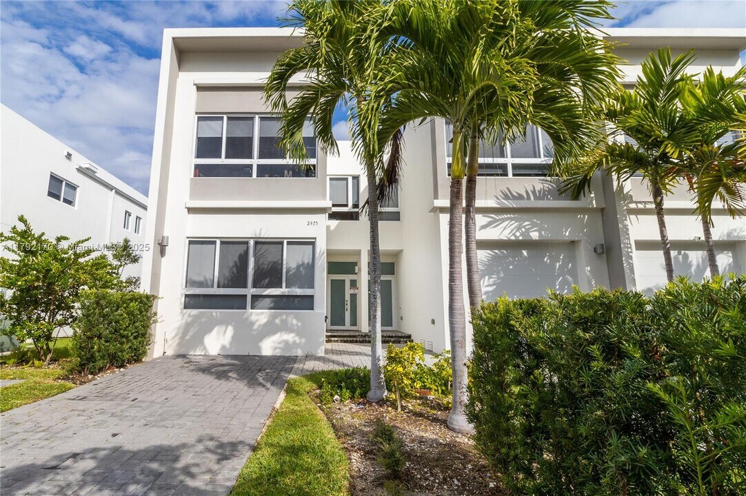 2475 NE 135th St in North Miami, FL - Building Photo