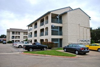 Riverway Village Apartments in Dallas, TX - Building Photo - Building Photo