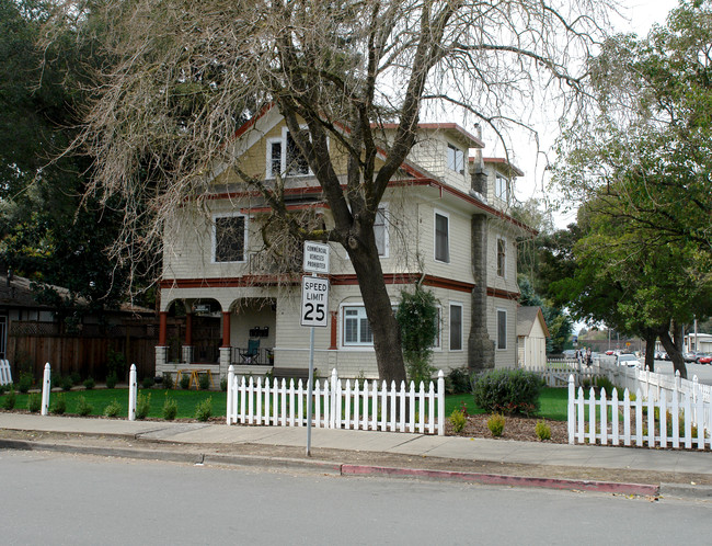 1285 Morgan St in Santa Rosa, CA - Foto de edificio - Building Photo