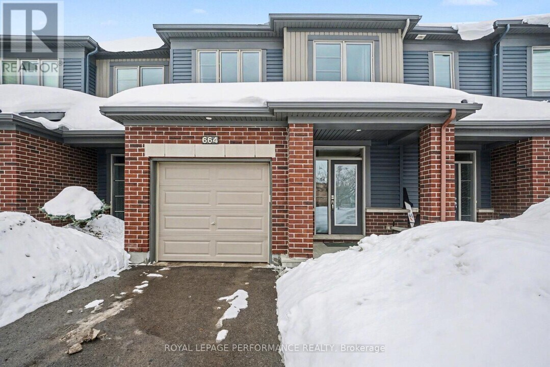 664 Aubépines Dr in Ottawa, ON - Building Photo