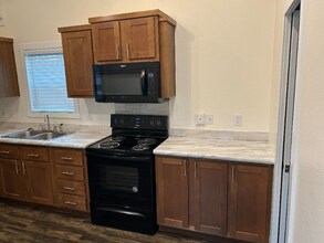 5215 Crestway Rd in Windcrest, TX - Foto de edificio - Building Photo