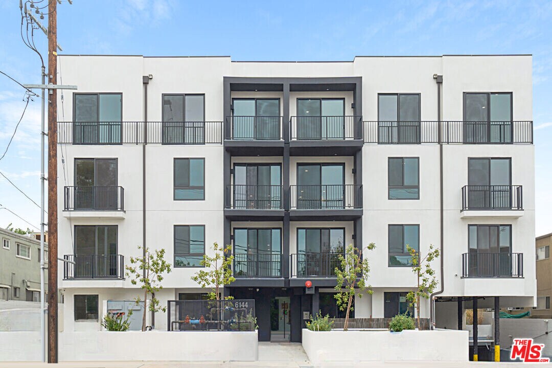 6144 Whitsett Ave in Los Angeles, CA - Building Photo