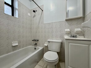 401 E 68th St, Unit 6D in New York, NY - Building Photo - Building Photo