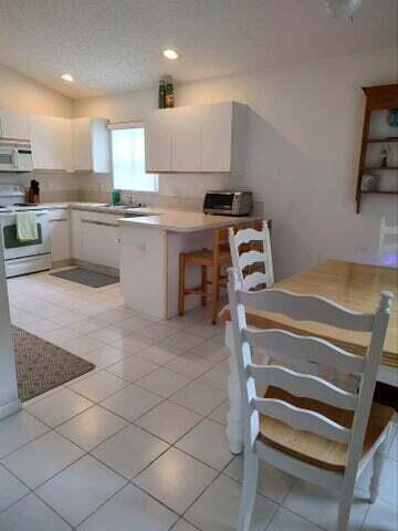 1899 Oak Berry Cir in Wellington, FL - Building Photo