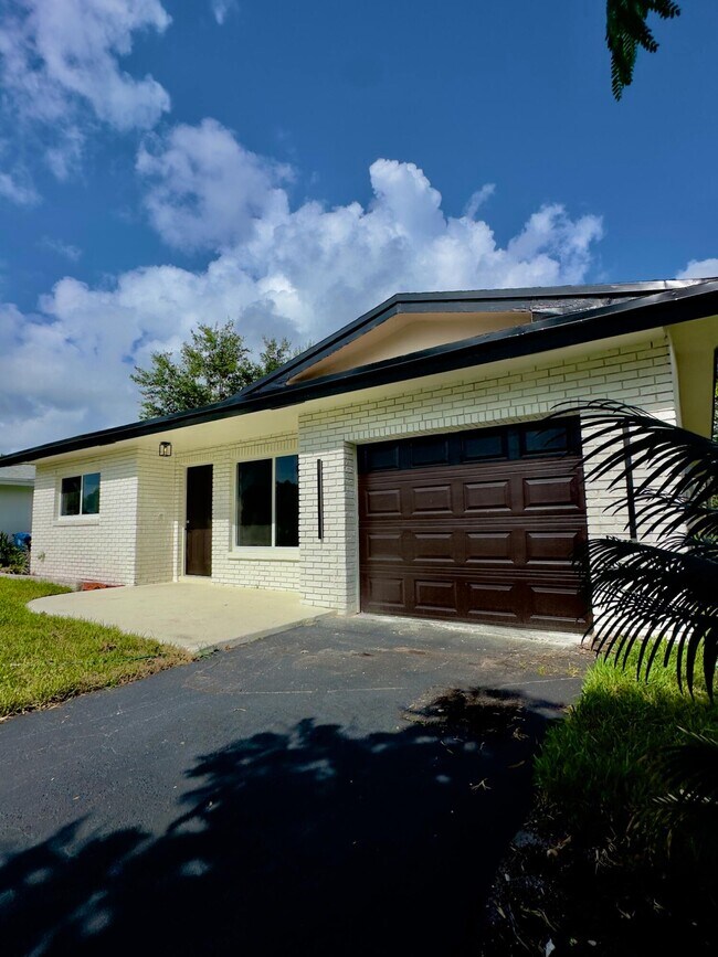 6811 NW 32nd Ave in Fort Lauderdale, FL - Building Photo - Building Photo
