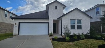 8434 Bay Oaks Dr in Baytown, TX - Building Photo