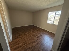 Emerald Court Apartments in Anaheim, CA - Building Photo - Building Photo