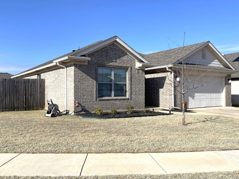 15701 Potomac Dr in Edmond, OK - Building Photo