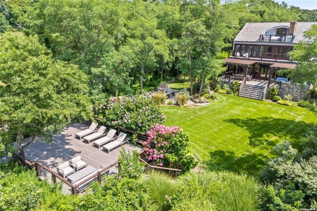 16 Old Field Woods Rd in East Setauket, NY - Foto de edificio - Building Photo