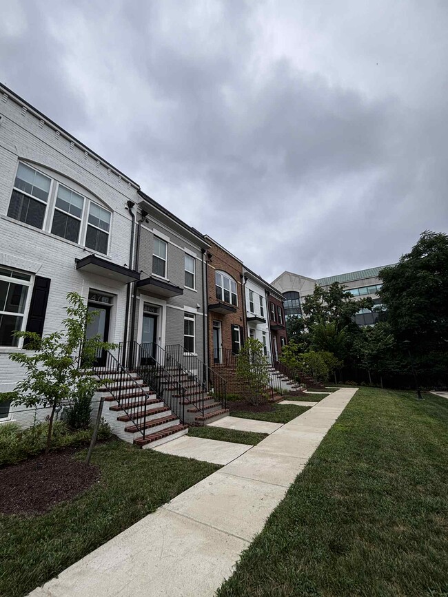 property at 468 Altezza Dr NE