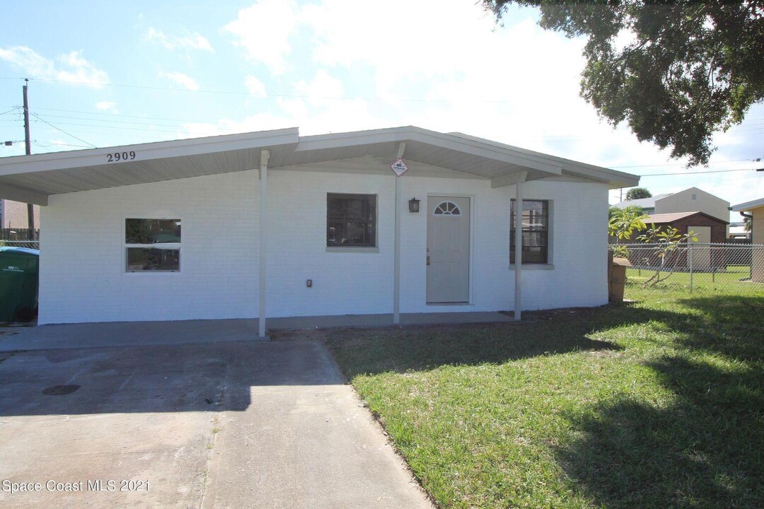 2909 Zephyr Ln in Melbourne, FL - Foto de edificio