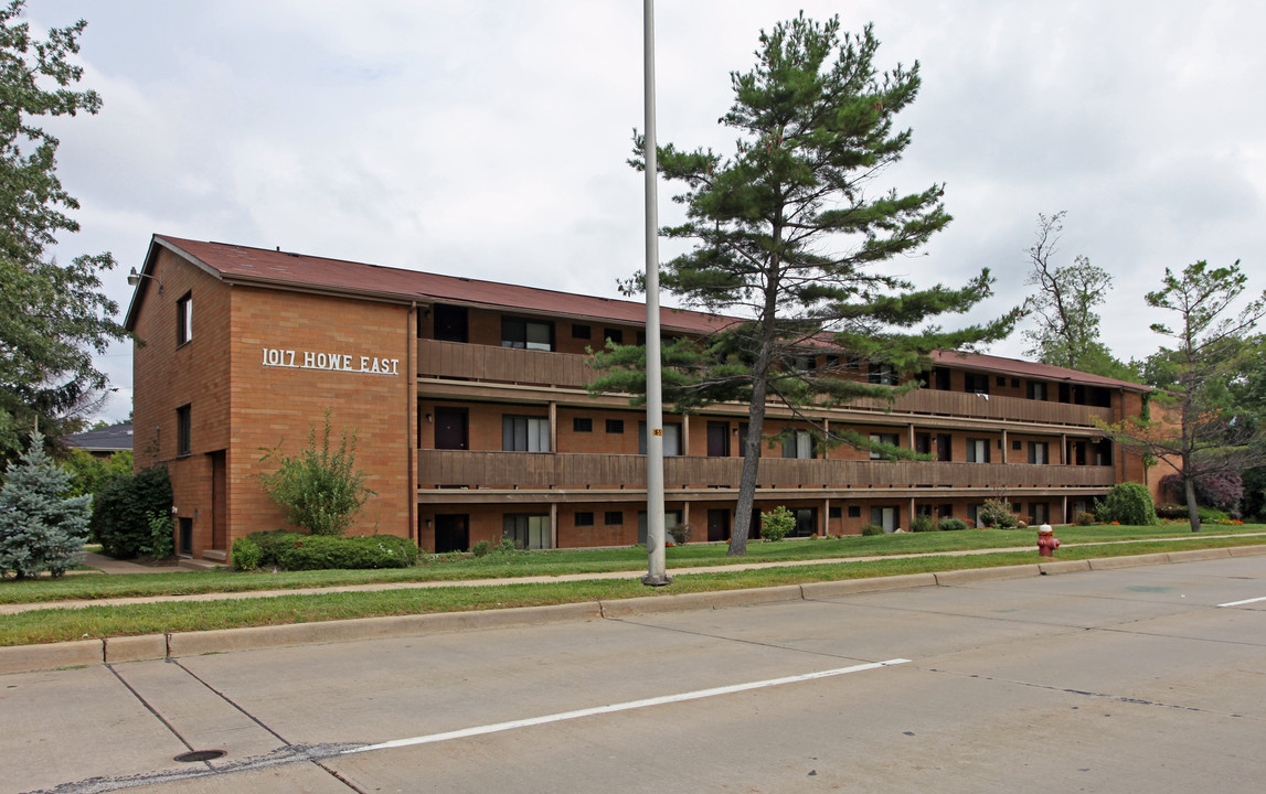 Howe Ave Apartments in Cuyahoga Falls, OH - Building Photo