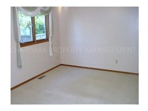 2721 S Maywood Dr in Sioux Falls, SD - Building Photo - Building Photo