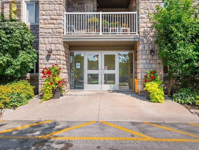 684-684 Warden Ave. in Toronto, ON - Building Photo - Building Photo