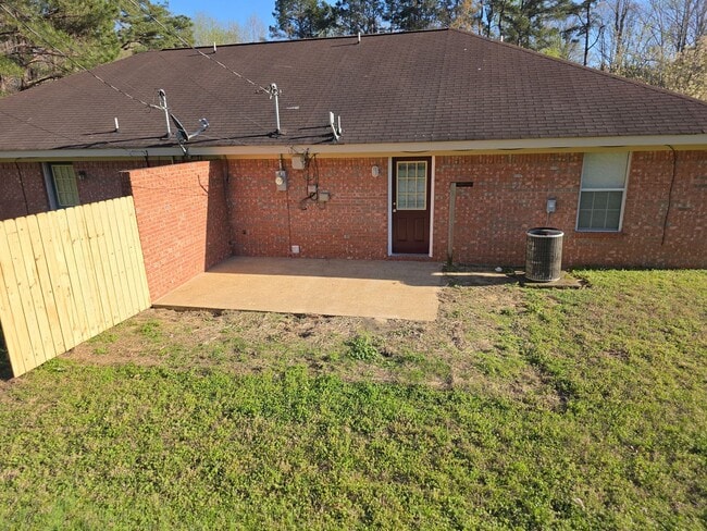 109 Stanford Cir in Saltillo, MS - Building Photo - Building Photo