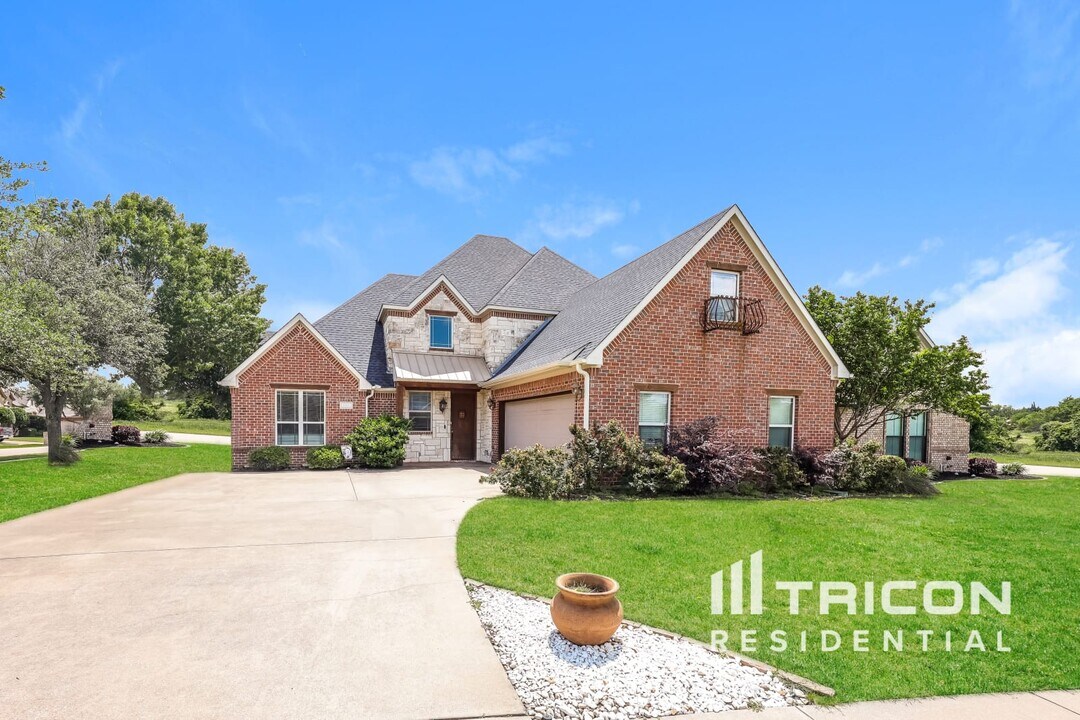 1312 Miles Ct in Ennis, TX - Building Photo