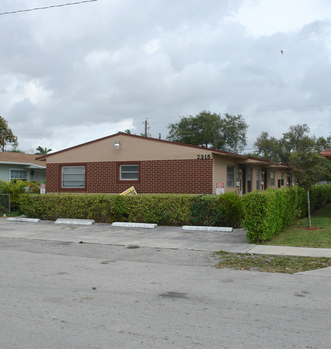 2315 Farragut St in Hollywood, FL - Building Photo