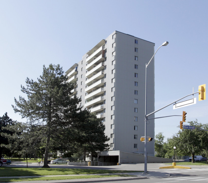 1840 Bloor St in Mississauga, ON - Building Photo