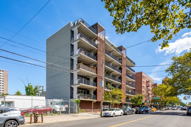 Hello New York in Brooklyn, NY - Foto de edificio - Building Photo