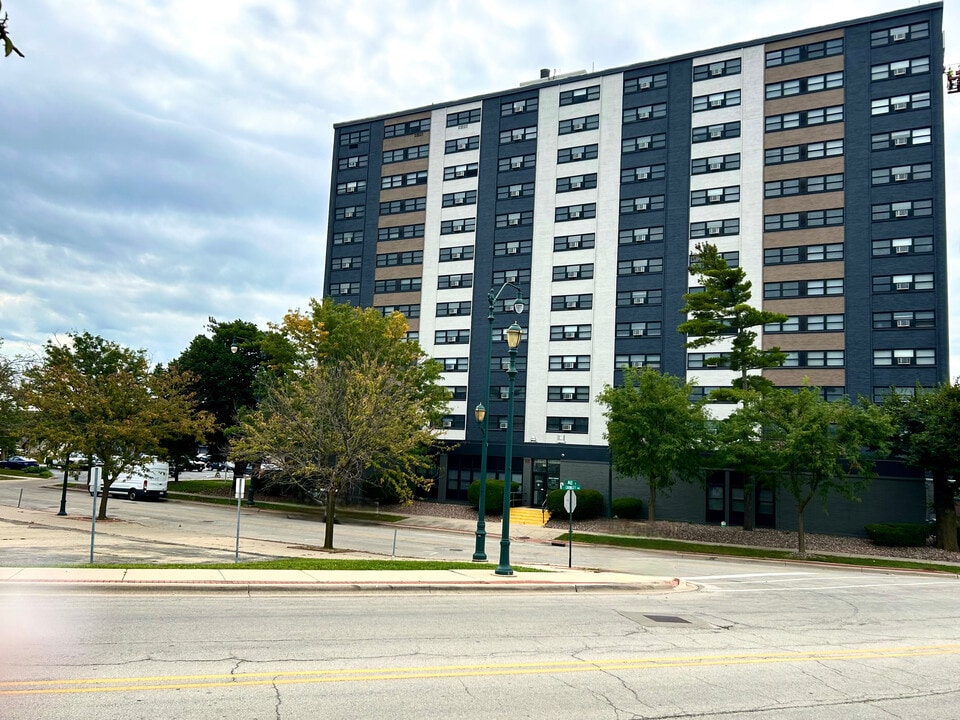 Bays Tower Apartments in Joliet, IL - Foto de edificio