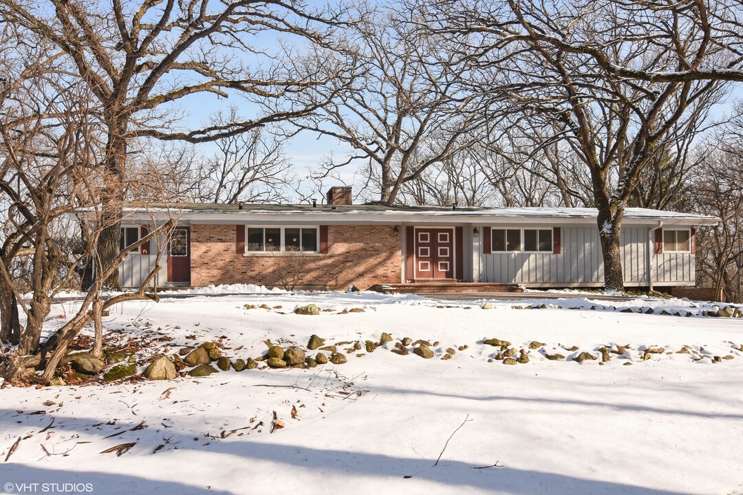 5 Saville Row in Barrington, IL - Building Photo