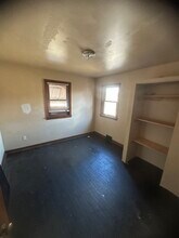 211 Avon Rd in West Mifflin, PA - Foto de edificio - Building Photo