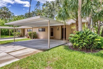 5051 Village Garden Dr in Sarasota, FL - Building Photo - Building Photo