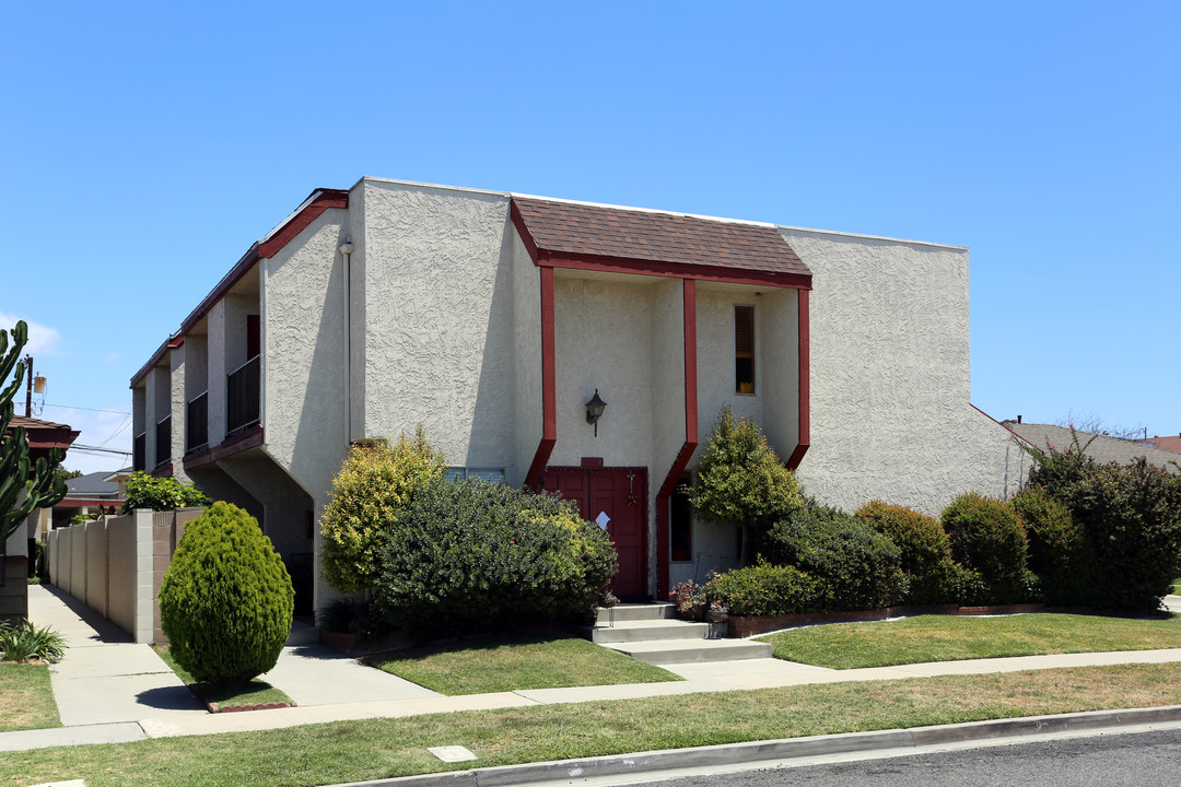 10660 Oak St in Los Alamitos, CA - Building Photo