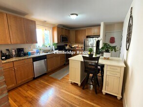 78 Ten Hills Rd, Unit 1 in Somerville, MA - Building Photo - Building Photo