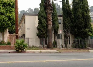 5665 Franklin Ave in Los Angeles, CA - Building Photo - Building Photo