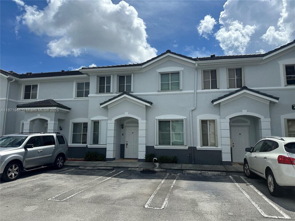 7321 NW 174th Terrace in Hialeah, FL - Building Photo